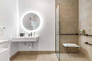 シャワー、ヘアドライヤー、タオル