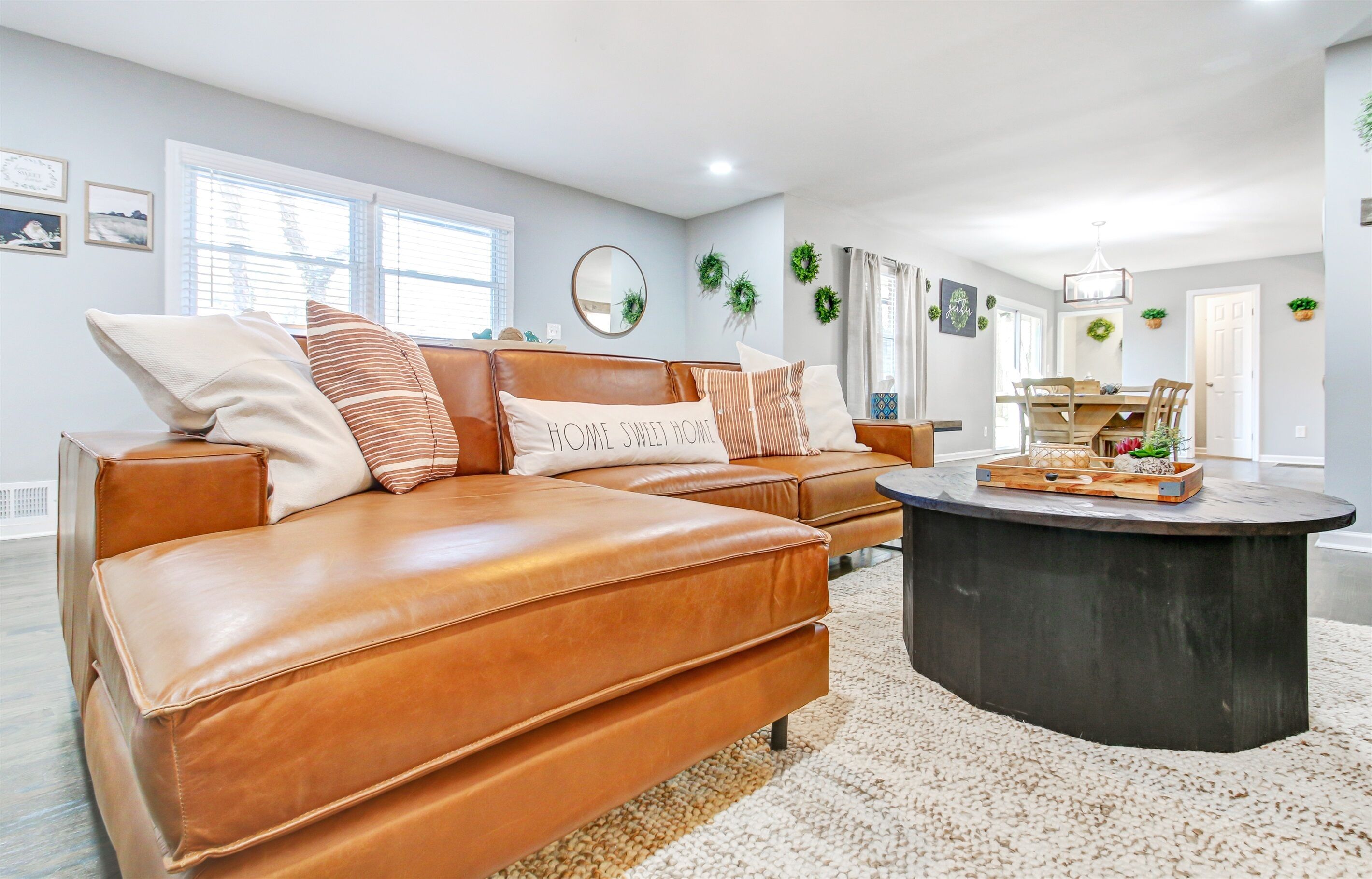 Téléviseur connecté, foyer, lecteur de DVD, table de baby-foot