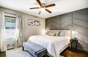 4 bedrooms, desk, iron/ironing board, travel cot - 3 Miles to Braves + Pickleball + Fire pit + EV charger (Smyrna)