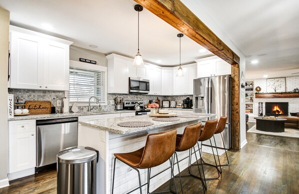 Kjøleskap, mikrobølgeovn, ovn og kokeplater