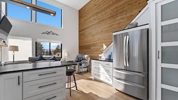 Geladeira, micro-ondas, fogão, cooktop