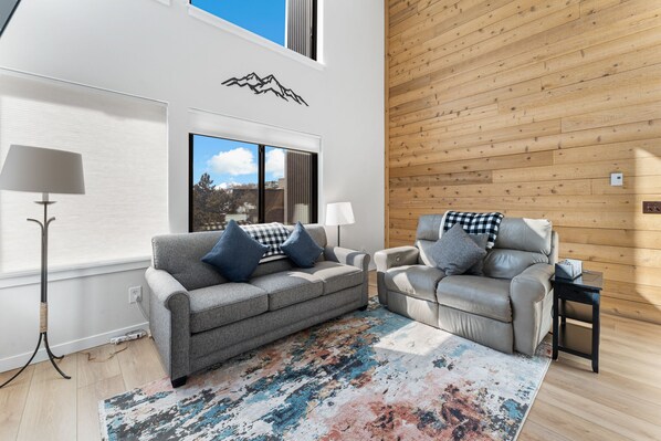 TV, fireplace - Sun-Drenched Condo w/ Mountain/River Views & Natural Light from Large Windows (Keystone)