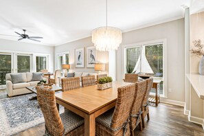 Dining - Renovated villa w/ lush nature views & screened porch only steps to the beach (Hilton Head Island)