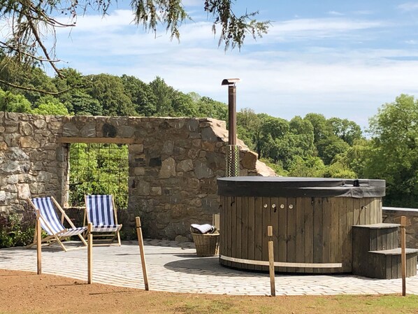 Outdoor spa tub