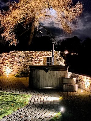 Outdoor spa tub - Beautiful 5 bedroom home in Mid Ulster- Magherafelt  (County Derry)
