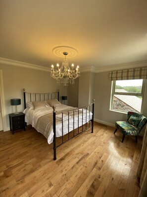 5 bedrooms, iron/ironing board, travel cot, free WiFi - Beautiful 5 bedroom home in Mid Ulster- Magherafelt  (County Derry)