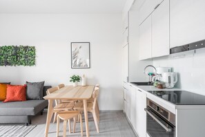 Standard Apartment, 3 Bedrooms | In-room dining