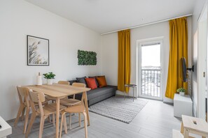 Standard Apartment, 3 Bedrooms, Balcony | Living area