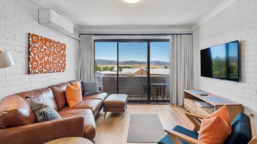 Astrid's at Central Park - 2BR l Lake & Mountain Views l Central Location l WiFi