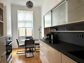 Fridge, microwave, oven, stovetop - Modern, light-flooded apartment directly on the Augarten (Wien)