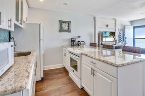 Kühlschrank, Ofen, Herdplatte, Wasserkocher mit Kaffee-/Teezubehör