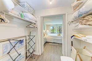 Quarto de hotel com cama, banheiro e vista para o exterior.