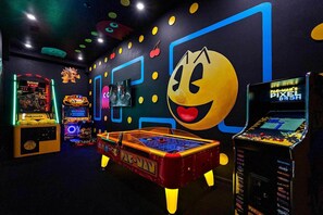 Games room - Relaxing Home w/ Princess Theme BR, Theater, Arcade & Game Loft - Near Parks (Davenport)