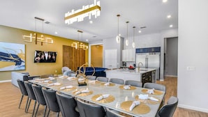 Une chambre d’hôtel moderne comprenant un coin repas, une cuisine et un espace de vie.