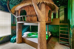 12 slaapkamers, een bureau, een strijkplank/strijkijzer, reisbedje