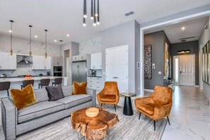 Una Smart TV, videojuegos, un futbolín, una mesa de tenis de mesa