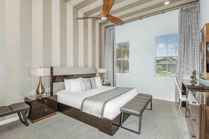 11 bedrooms, iron/ironing board, WiFi, bed sheets - Villa w/ Treehouse RM, Bowling, Gamer Themed BR, Theater & Game Loft, Near Parks (Davenport)