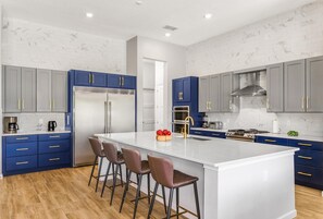 Kylskåp, mikrovågsugn, ugn och spishäll