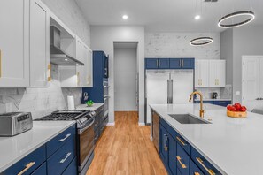 Fridge, microwave, oven, stovetop - Glam Villa w Treehouse RM, Bowling, Castle & Space Theme BRs, Arcade, Near Parks (Davenport)