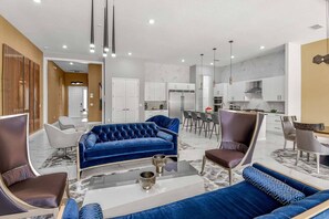 Smart-TV, Videospiele, Tischfußball, Tischtennisplatte