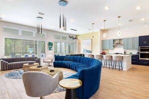 Smart TV, video games, table football, ping pong - Unique Villa Near Disney w/ VR Arcade, Bowling, Princess Themed BR & Theater (Davenport)