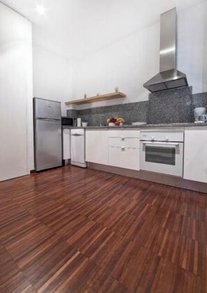 Een koelkast, een magnetron, een oven, een kookplaat