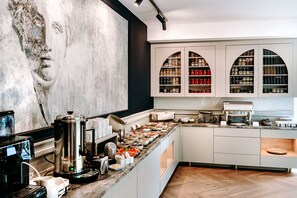 Petit déjeuner buffet (64 PLN par personne)