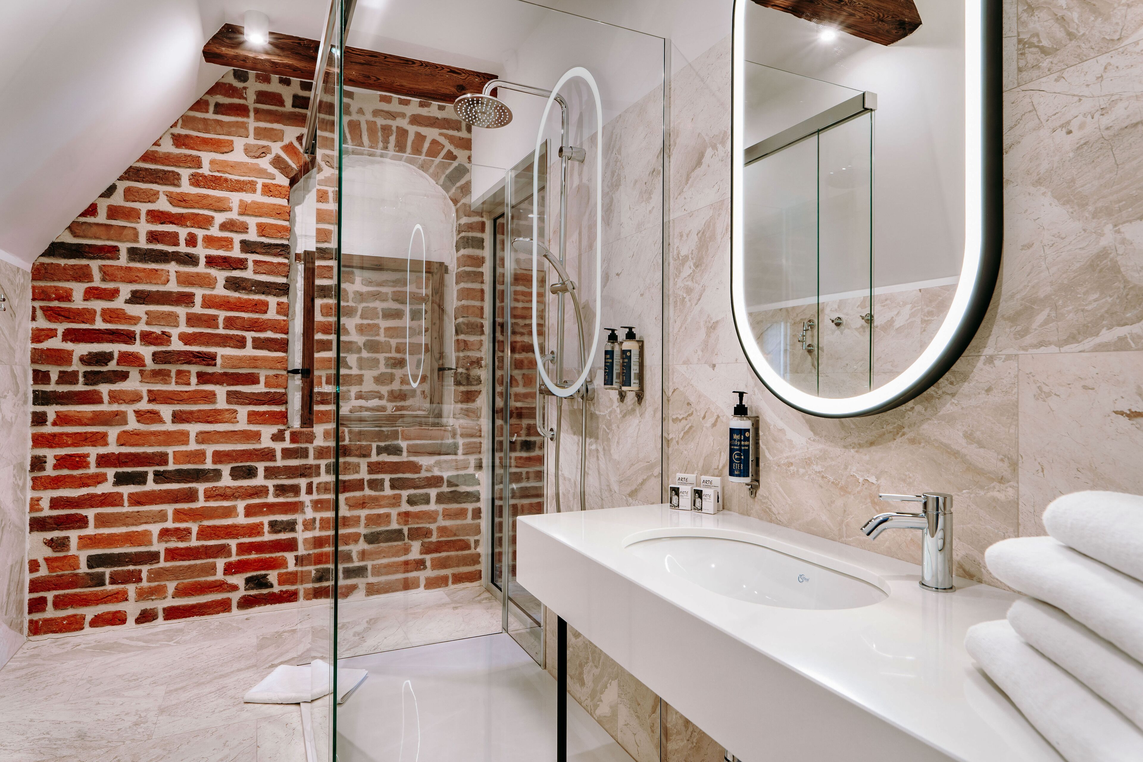 Premium-Zimmer | Badezimmer | Kostenlose Toilettenartikel, Haartrockner, Hausschuhe, Handtücher