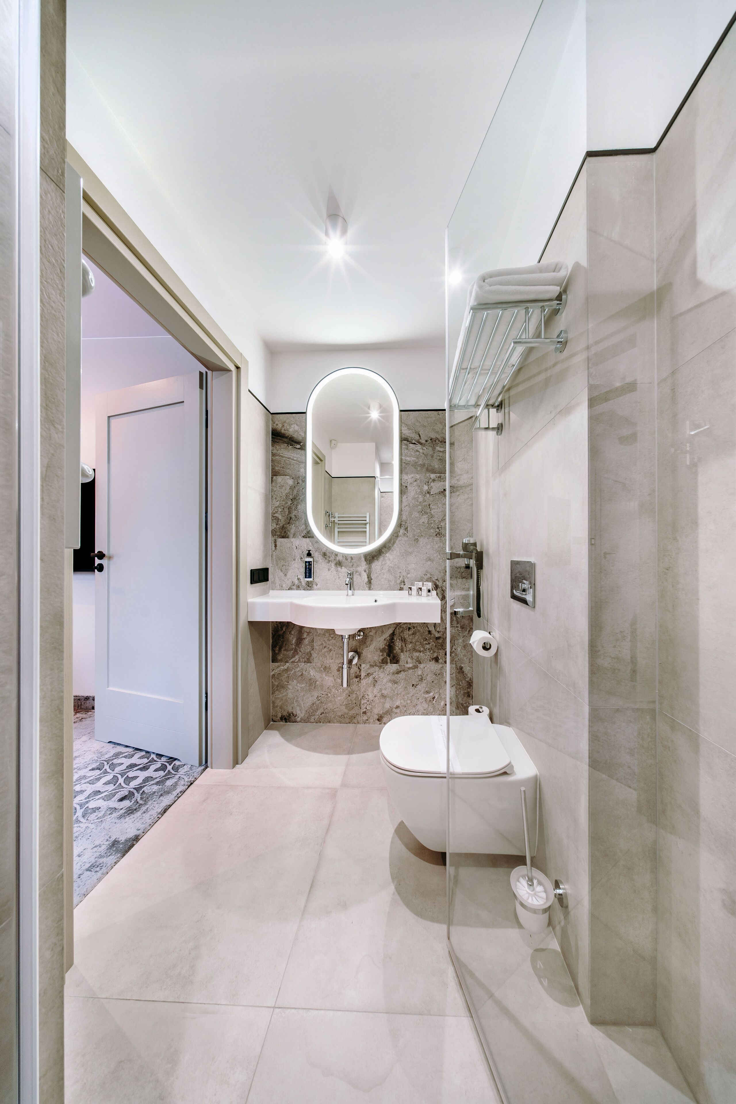 Baño | Amenidades de baño gratuitas, secadora de cabello, pantuflas, toallas 