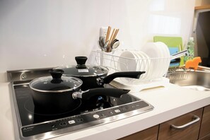 冷蔵庫、電子レンジ、コンロ、調理器具と食器