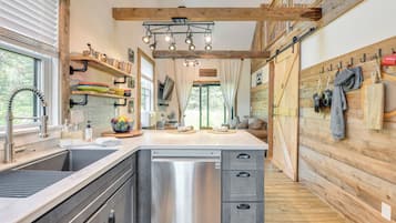 Réfrigérateur, micro-ondes, plaque de cuisson, lave-vaisselle