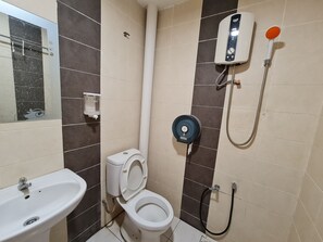 Habitación Deluxe con 2 camas individuales, 2 camas individuales | Baño | Regadera y toallas