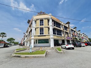 Vista frontal de la propiedad