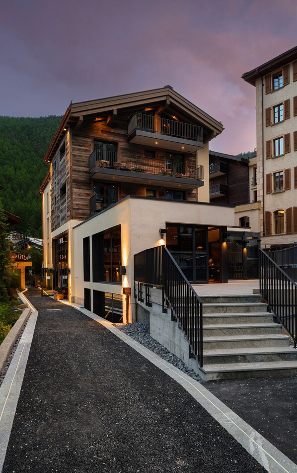 Fassade der Unterkunft – Abend/Nacht