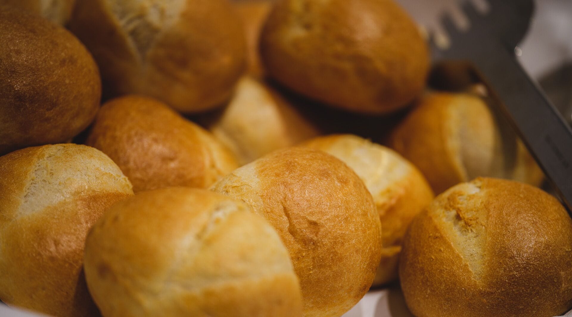 Ein Tablett mit frisch gebackenen Brötchen.