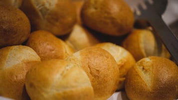 Ein Tablett mit frisch gebackenen Brötchen.