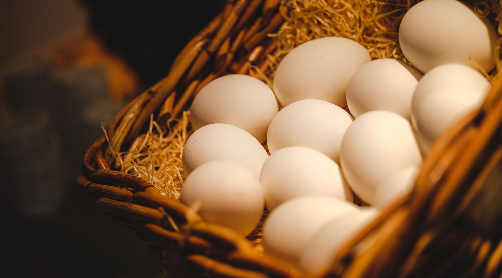 Una cesta llena de huevos.