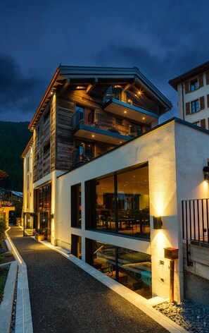 Front of property – evening/night - Hotel Tannenhof (Zermatt)