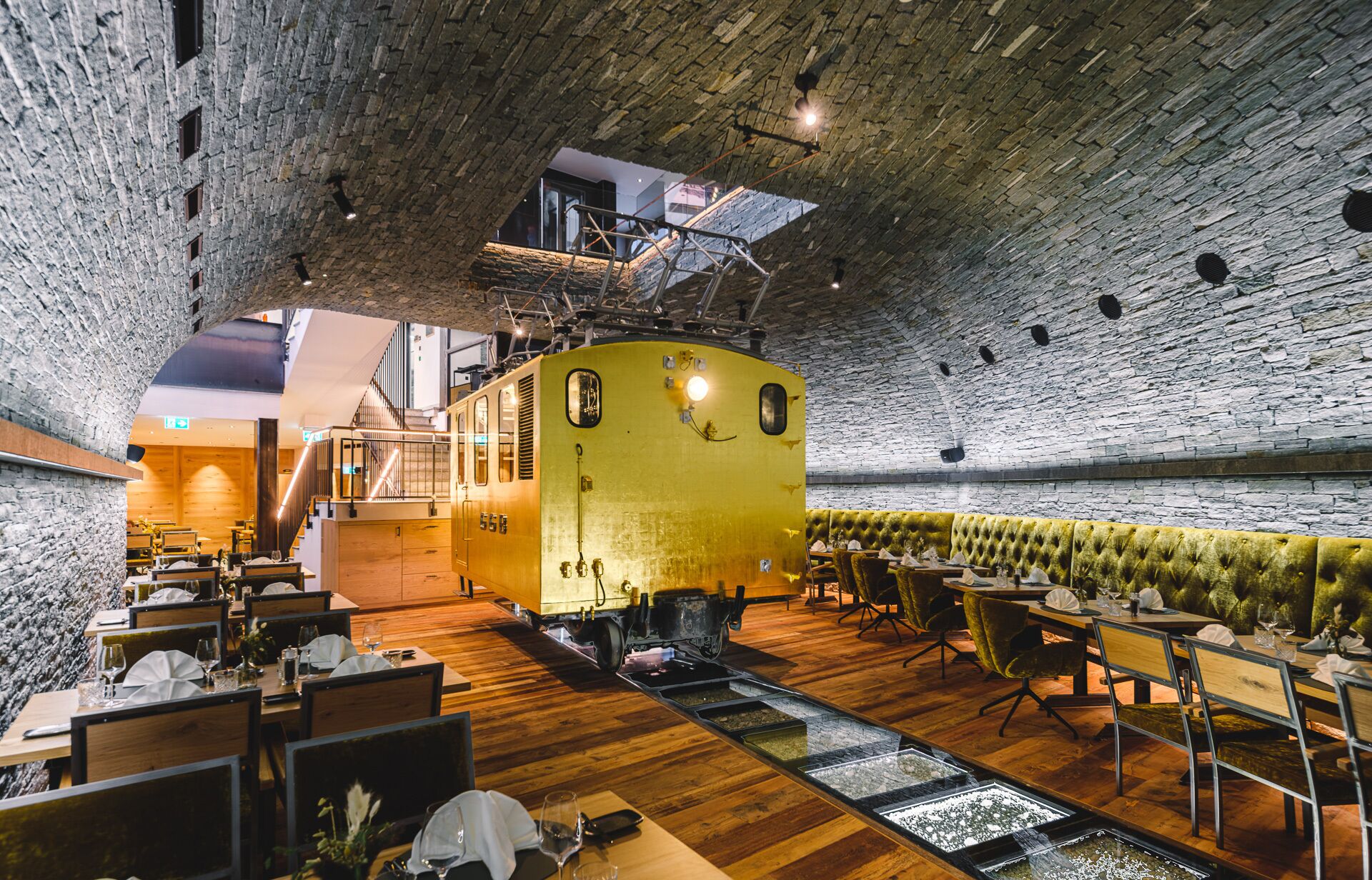 Melayani sarapan, makan siang, makan malam; sajian masakan Italia 