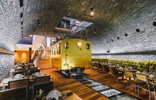 供应早餐、午餐和晚餐，意大利菜