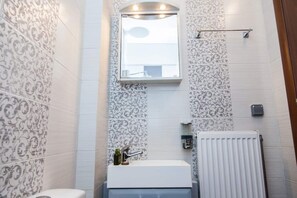 Luxury Apartment | Bathroom | Towels - Elegant & Spacious  Apt. with Sea View (Piraeus)