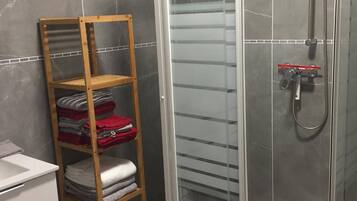 Dusche, Haartrockner, Handtücher, Seife