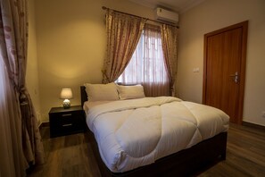 3 bedrooms, desk, iron/ironing board, WiFi - Quiet suburban getaway (Tema)