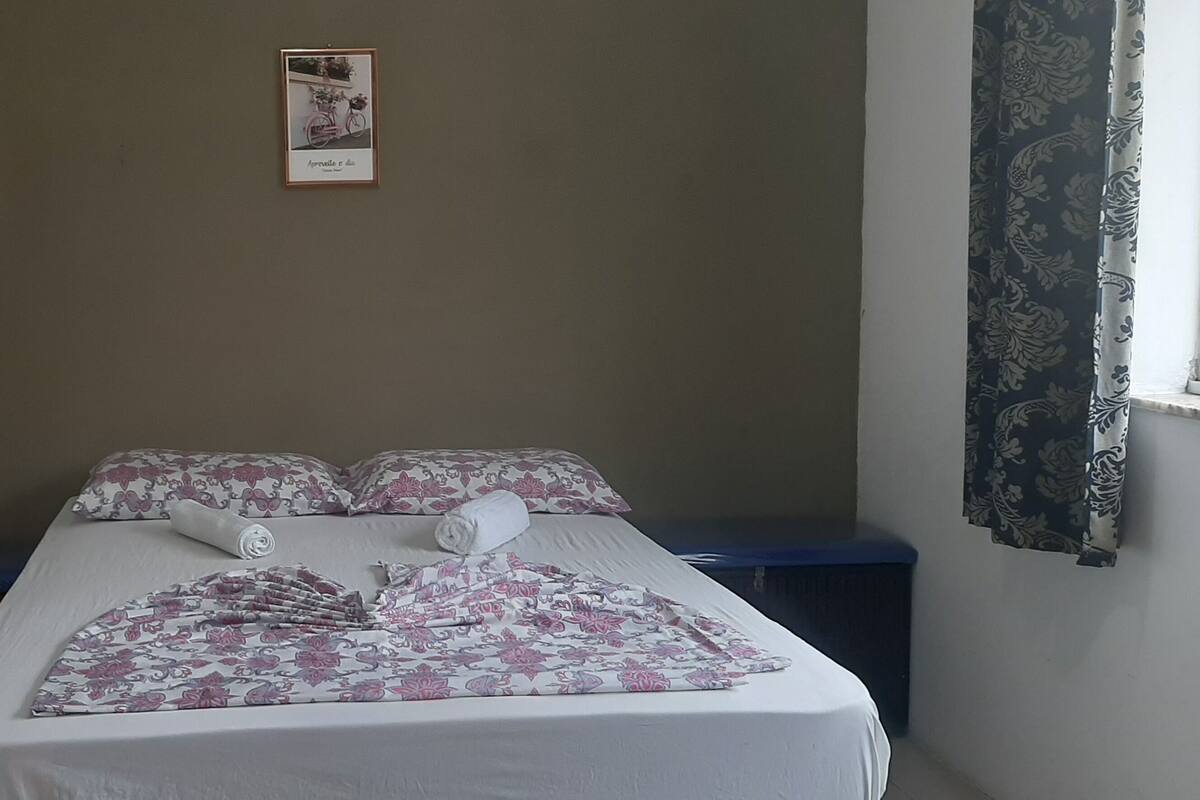 Free WiFi, bed sheets