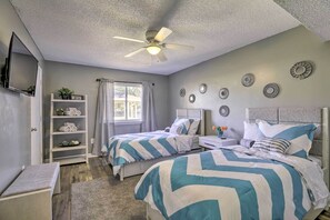 4 bedrooms, desk, iron/ironing board, travel cot - Hot Tub! Family Getaway 17 Mi to Dtwn Charleston (North Charleston)