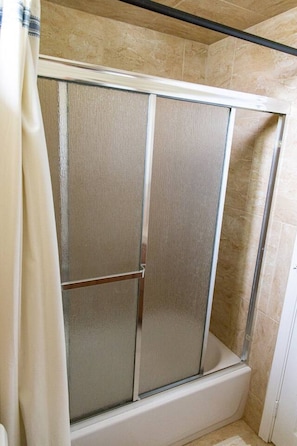 Douche, séchoir à cheveux, serviettes fournies