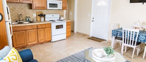 Réfrigérateur, micro-ondes, plaque de cuisson, cafetière/bouilloire