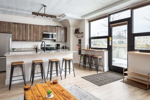 Réfrigérateur, four à micro-ondes, un four, surface de cuisson