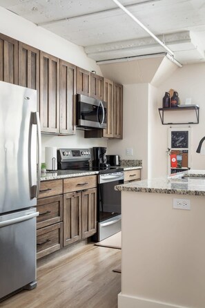 Refrigerador, microondas, horno y parrilla de estufa