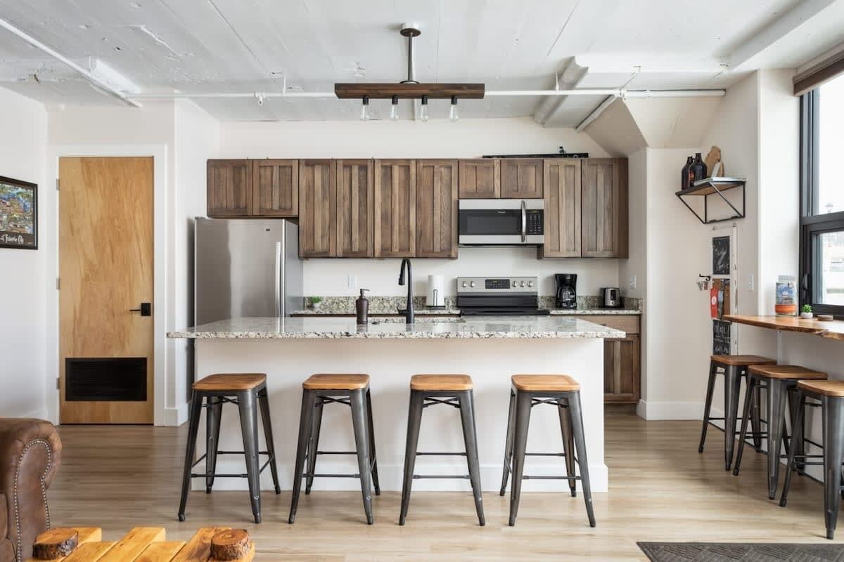 Kylskåp, mikrovågsugn, ugn och spishäll